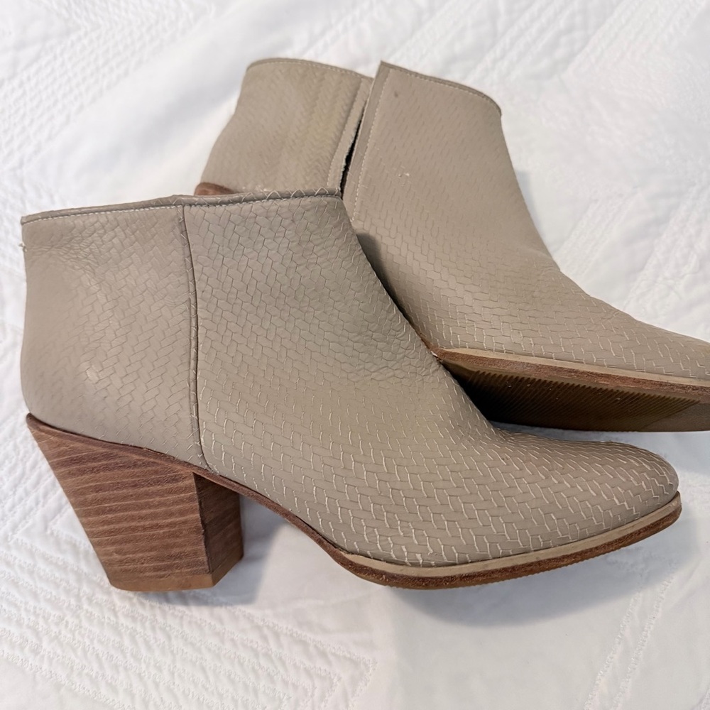 Rachel Comey taupe textured ankle boots sz 9.5
